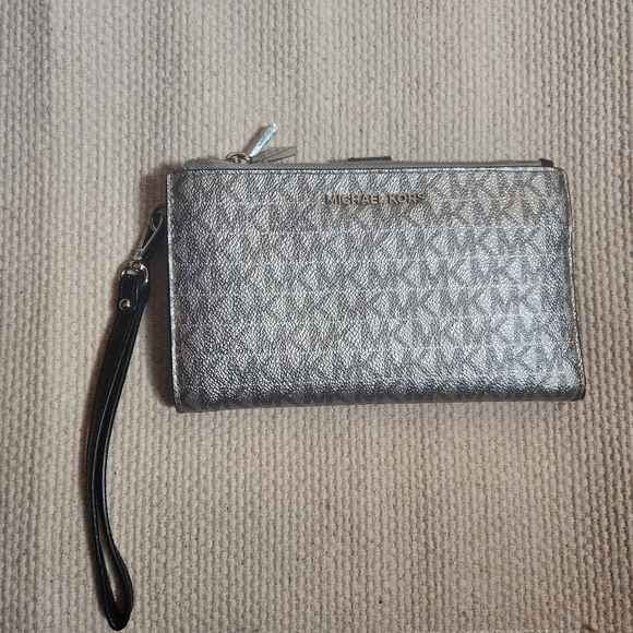 Michael Kors Silver Jet Set Double Zip Wristlet - Picture 1 of 16